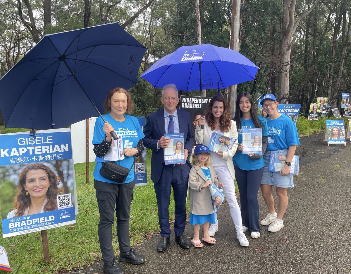 With our outstanding Liberal candidate for Bradfield, Gisele Kapterian, and our enthusiastic team of Liberal volunteers, at the busy Gordon prepoll booth.