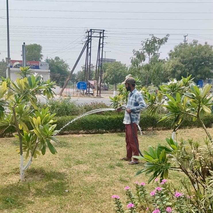 OfficialGNIDA's tweet photo. क्षेत्र में हरित-बेल्ट और पार्कों की उद्यानिकी अनुरक्षण कार्य #GNIDA द्वारा निरंतर किए जा रहे हैं। इसी क्रम में ग्राम पटवारी, मिलक लच्छी रोटरी तथा अन्य जगहों पर पेड़-पौधों की नियमित सिंचाई सहित अन्य अनुरक्षण कार्य कराए जा रहे हैं। 

#DevelopmentWork https://t.co/IXC9TSqyOd