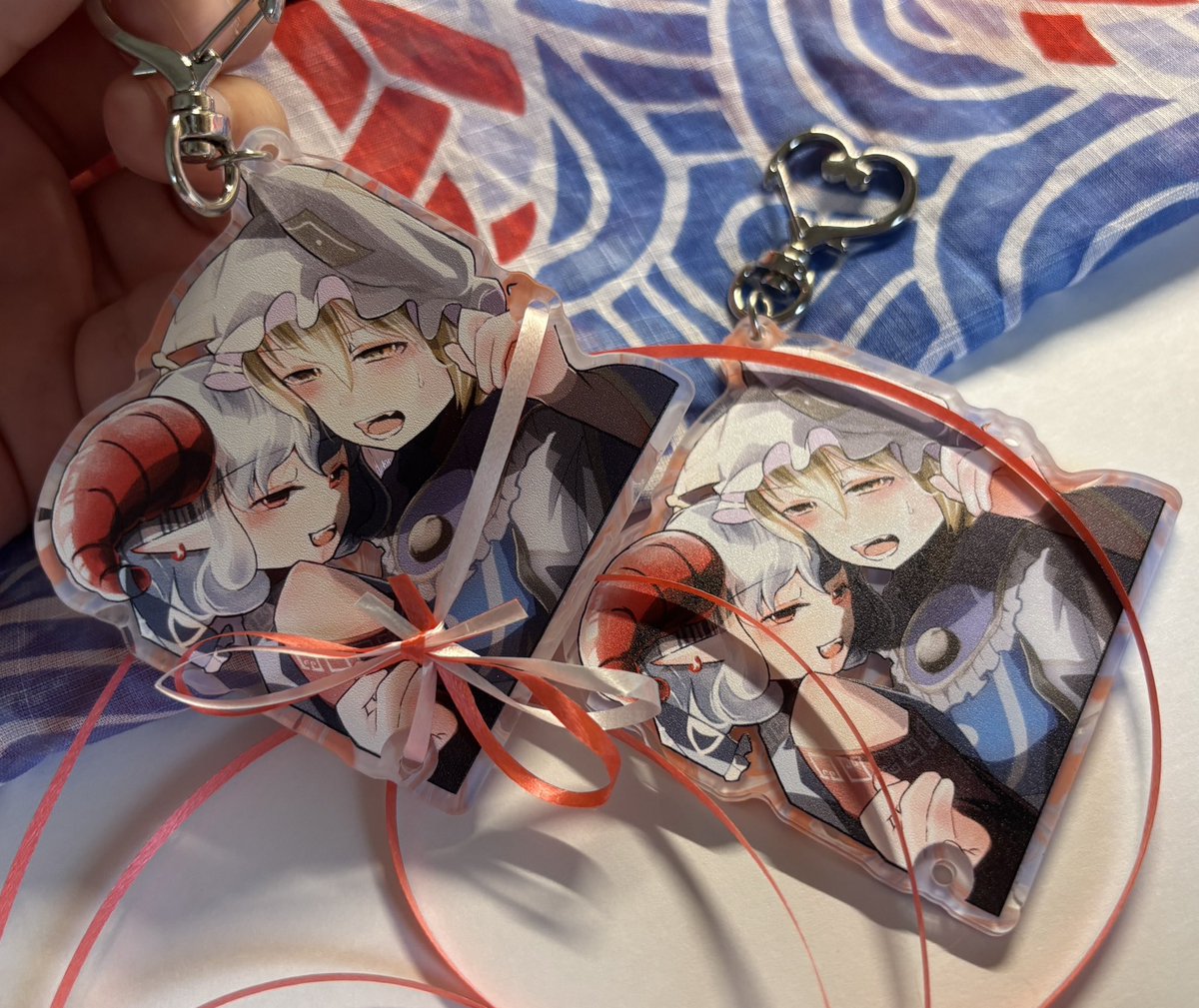 これは尤藍の赤い糸を「「「我が手で」」」結ぶことができるというアクキーです。