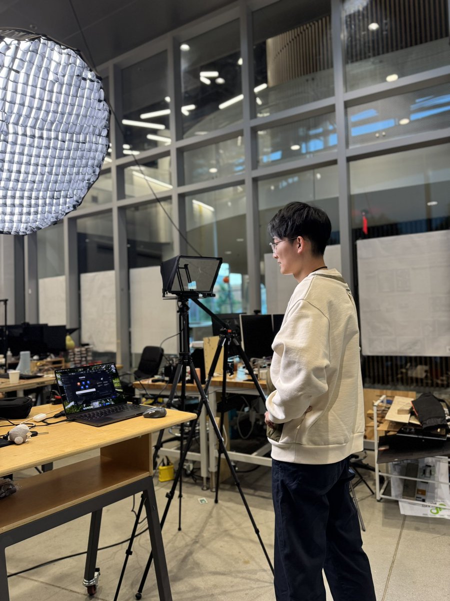 ZYYan20H's tweet image. Behind the scene of laggy remote presentation🧐 Have fun at #CHI2025