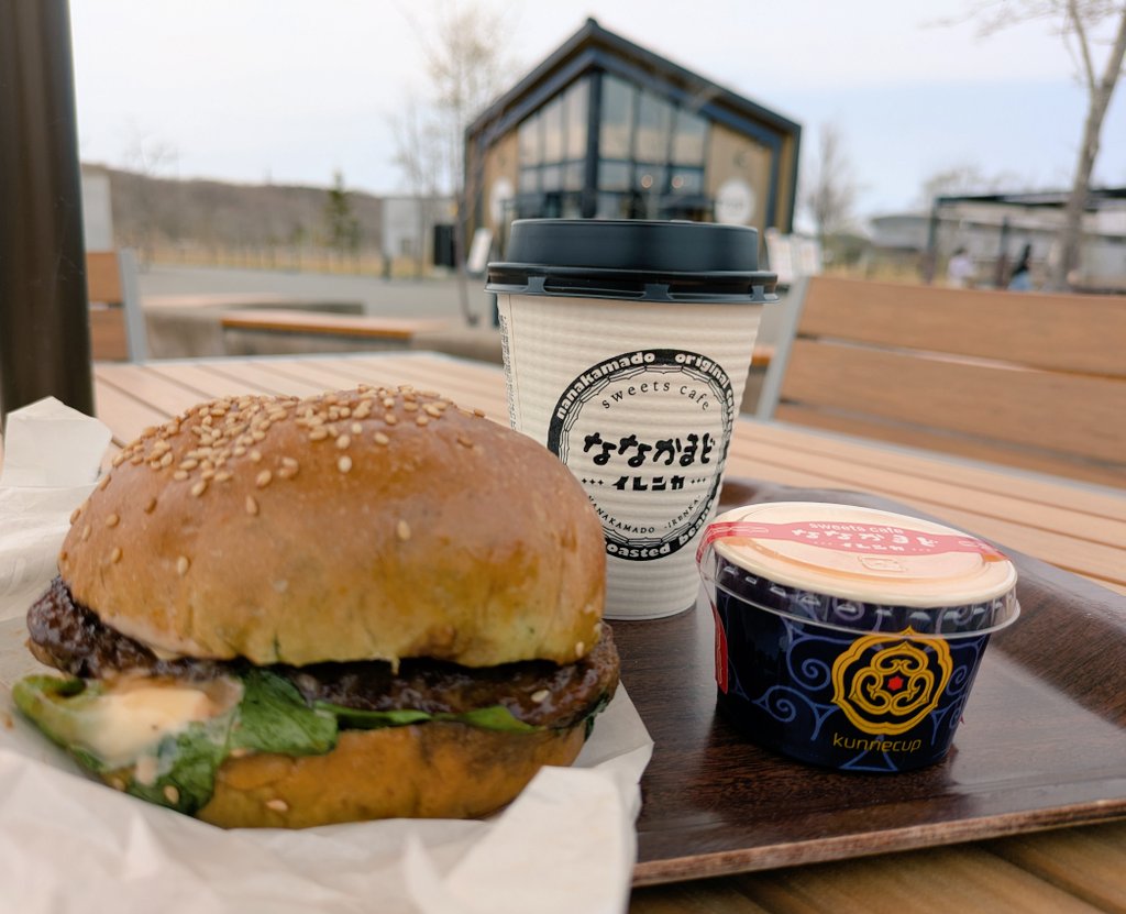 Rydeen373's tweet photo. も〜ぜんぶケラン😋
バンズによもぎが入ってて感激✨️チーズケーキも隣の白い恋人ソフトクリーム🍦もケラン🤤ヒンナ🙏☺
第一回目お土産発送完了！！
#アイヌ語 #ななかまど #白老和牛ハンバーガー #CAFERIMSE https://t.co/dyLmHNQre9