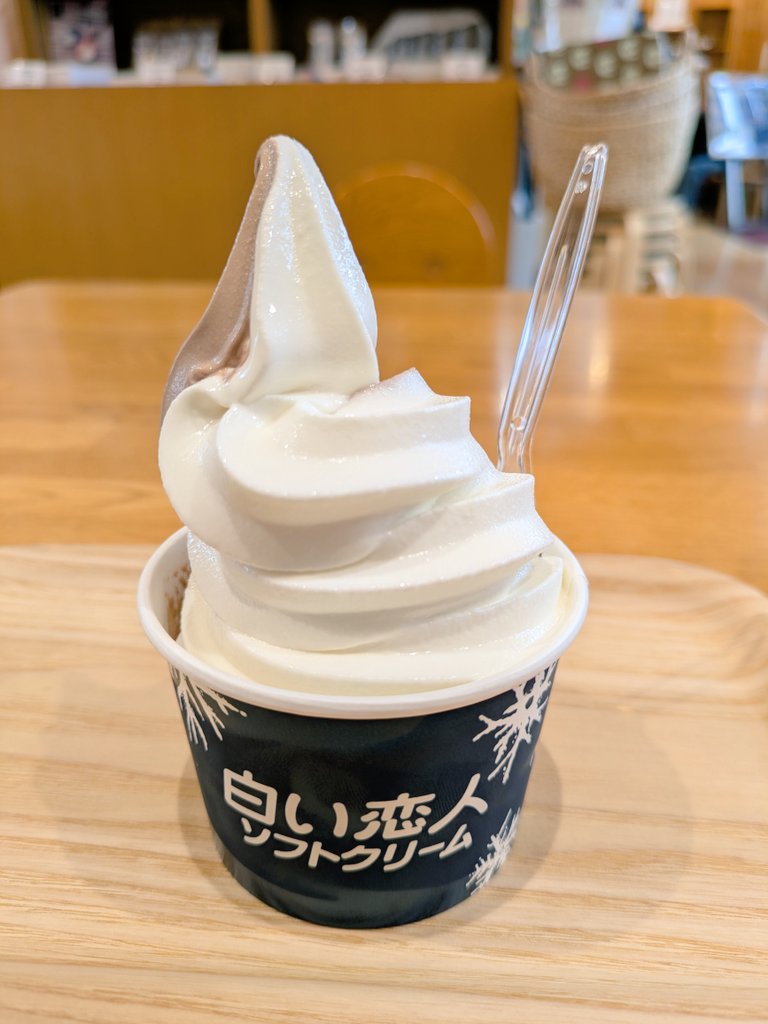 Rydeen373's tweet photo. も〜ぜんぶケラン😋
バンズによもぎが入ってて感激✨️チーズケーキも隣の白い恋人ソフトクリーム🍦もケラン🤤ヒンナ🙏☺
第一回目お土産発送完了！！
#アイヌ語 #ななかまど #白老和牛ハンバーガー #CAFERIMSE https://t.co/dyLmHNQre9
