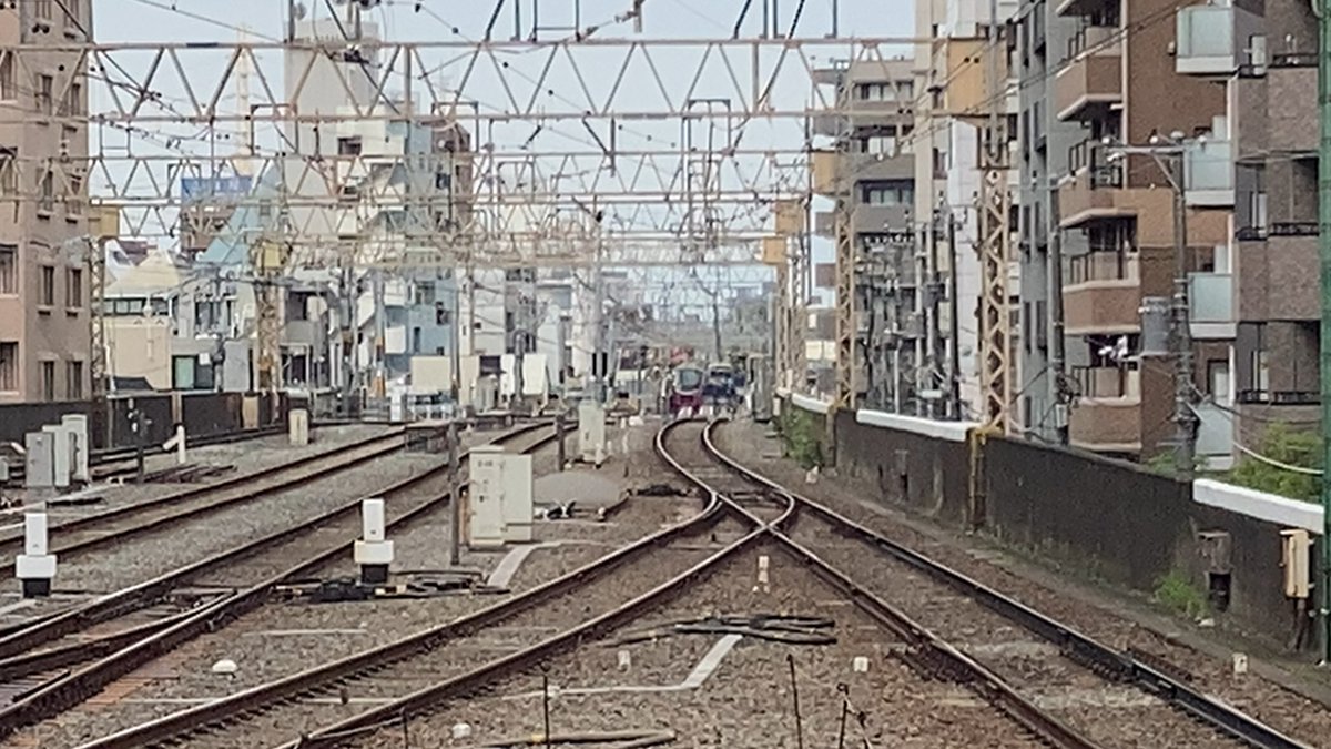 nasuhrk's tweet photo. 今朝、#京王線 で人身事故があって電車が動いていなかった。肉眼で笹塚駅のホームから隣駅の代田橋での事故が見える。
でも笹塚駅〜新線新宿駅間は都営新宿線が走っているので京王線乗り入れ以外は通常通り。 https://t.co/AK1Gbta0Mp