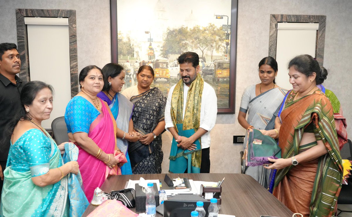 Chandan33223205's tweet photo. The Chairperson and Members of the Telangana State Commission for Protection of Child Rights were honoured to meet the Hon’ble Chief Minister and the Hon’ble Minister for Women  and Child Welfare and Panchyat Raj and Rural Development Departments. https://t.co/meVF1OZPyS
