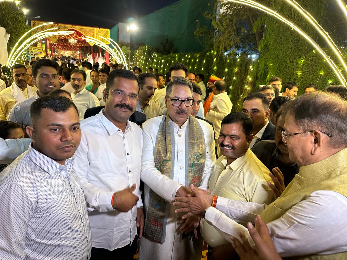 gssjalore's tweet image. भाजपा राजस्थान के पूर्व प्रदेश अध्यक्ष एवं हरियाणा के प्रदेश प्रभारी आदरणीय श्री सतीश पूनियाँ जी के सुपुत्र महिप एवं सीप्पी के आशीर्वाद समारोह में सहभागिता की। इस दौरान वर-वधू को सुखद दांपत्य जीवन की शुभकामनाएं दी।।
@DrSatishPoonia #Gssjalore
