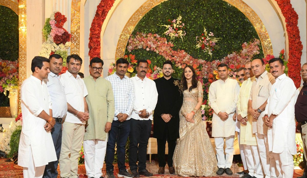 gssjalore's tweet image. भाजपा राजस्थान के पूर्व प्रदेश अध्यक्ष एवं हरियाणा के प्रदेश प्रभारी आदरणीय श्री सतीश पूनियाँ जी के सुपुत्र महिप एवं सीप्पी के आशीर्वाद समारोह में सहभागिता की। इस दौरान वर-वधू को सुखद दांपत्य जीवन की शुभकामनाएं दी।।
@DrSatishPoonia #Gssjalore