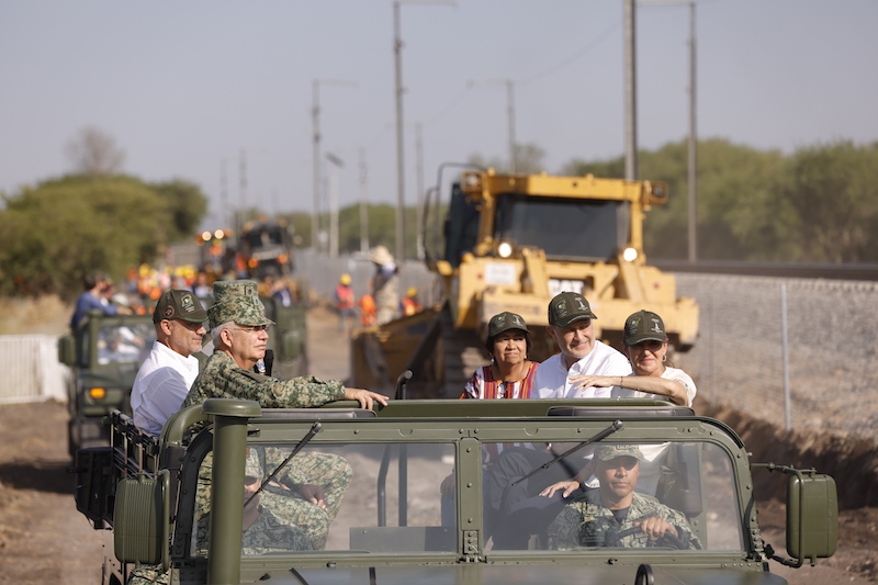 DEBATEQRO's tweet image. Arrancan la Presidenta de Mexico Claudia Sheinbaum y el Gobernador Mauricio Kuri, obras del Tren México-Querétaro. 

Se prevé una inversión cercana a los 144 mil millones de pesos (unos siete mil 200 millones de dólares).

wp.me/p8Q2tS-ogY

#Movilidad #Trasporte #Economía