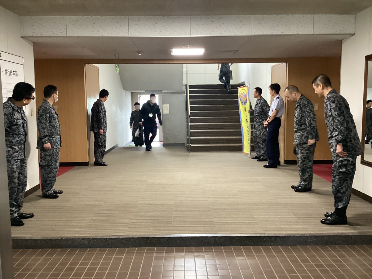 ASDF_ARW's tweet image. <挨拶運動>
令和7年4月21日から25日の間、航空救難団准曹士先任、航空救難団飛行群准曹士先任は、近隣部隊の准曹士先任等と一緒に出勤時の挨拶運動を実施しました。
#航空救難団 #挨拶運動 #准曹士先任