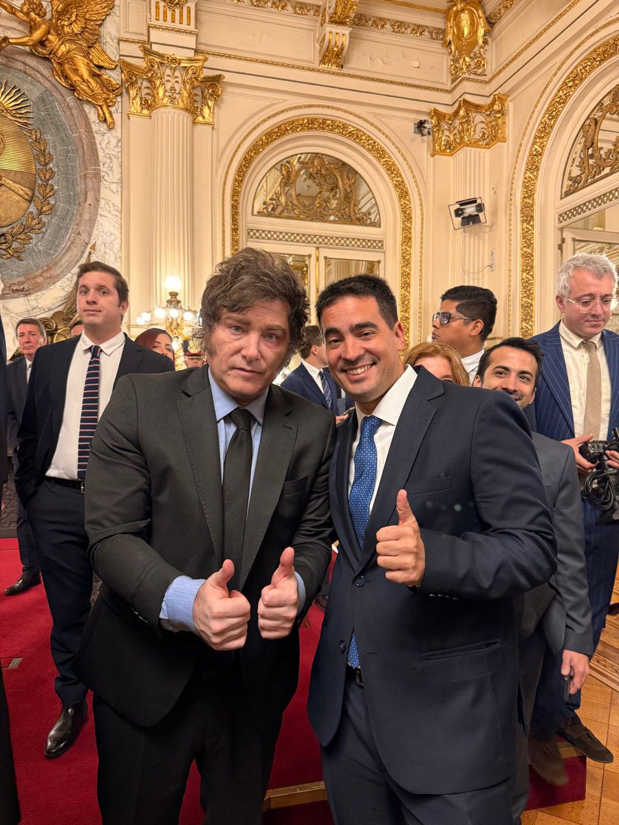 AdrianRavier's tweet photo. Tuve  la suerte de tener grandes maestros. Hoy @JMilei me regaló la oportunidad de juntar a tres de ellos: @ABENEGASLYNCH_h 
@martinkrause 
@jesushuertadesoto
En la ocasión, el profesor Dr. Don Jesús Huerta de Soto recibió la medalla como condecoración “Orden de Mayo” que, según el decreto ley 16.629/1957, se entrega exclusivamente a ciudadanos civiles y militares extranjeros que "se hayan distinguido por sus servicios y obras personales y merezcan la gratitud de la Nación".
Fue una oportunidad también para que el Presidente ofrezca una vez más una conferencia magistral en este caso referenciando aportes de JHS sobre justicia, eficiencia dinámica y función empresarial.
Aquí el vídeo completo de las presentaciones y la condecoración:

https://t.co/L7w9xONrzA