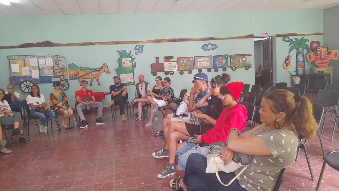 BrigadaJMCueto's tweet photo. Fructífero encuentro  entre el Jurado del Festival Nacional Teatro en Tierra Buena con los directores de los grupos, IA, miembros y dirigentes de nuestro movimiento, los participantes y los estudiantes de la nueva formación de Instructores de Arte 
#TierraBuena2025
#20AñosBjm https://t.co/sfbpYRSeq7