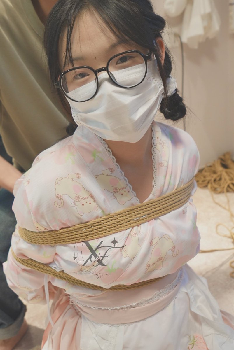 这小眼神，是在渴望什么呢？
被缚@mashu985
摄影@xiaoshuangyu2
投稿@Fengsiyuan https://t.co/6WvSdzXkwL