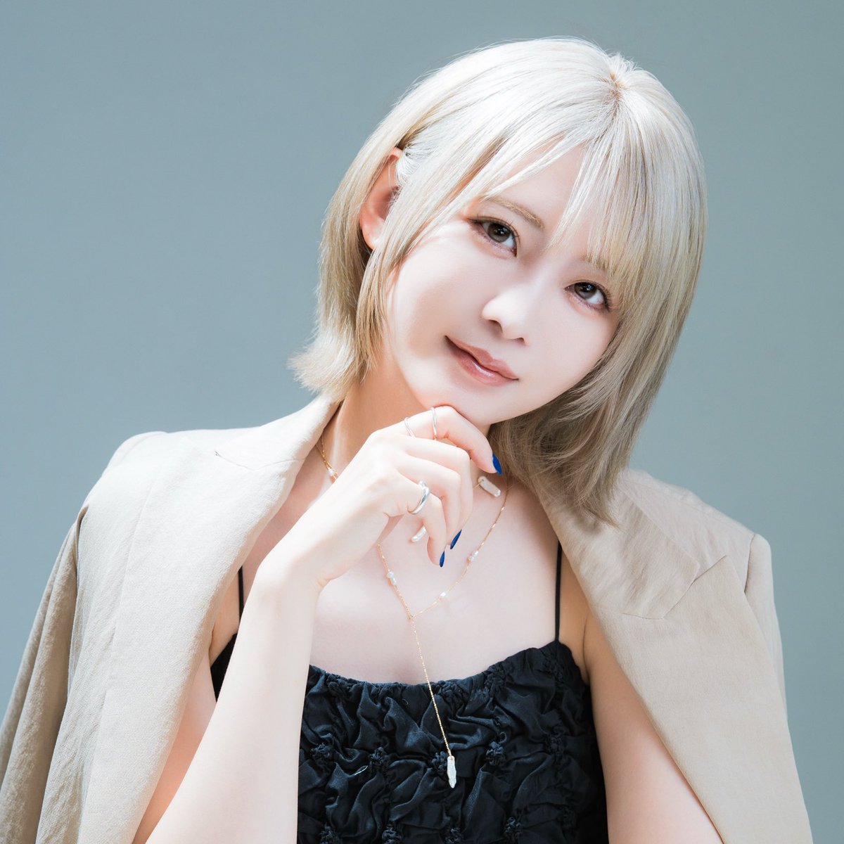 hayase_aya's tweet photo. アイコンにするならどっちの写真がいいかな？

参考にするので意見ください🙋‍♀️ https://t.co/XteEJHVkSi