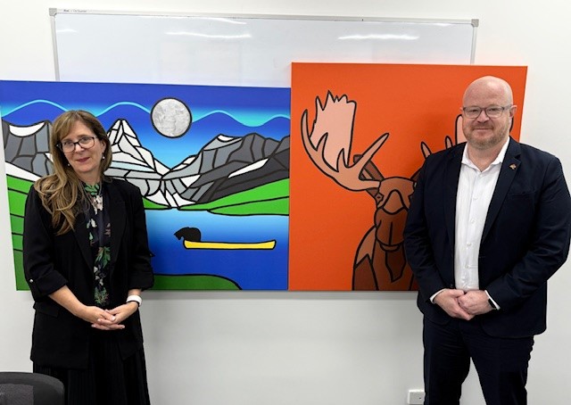 HC Julie Sunday met with members of the Australian and New Zealand National Council for fire in Melbourne to present a special gift on behalf of the Canadian Interagency Forest Fire Centre for the extraordinary efforts of 🇦🇺 firefighters assisting in battling wildfires in 🇨🇦