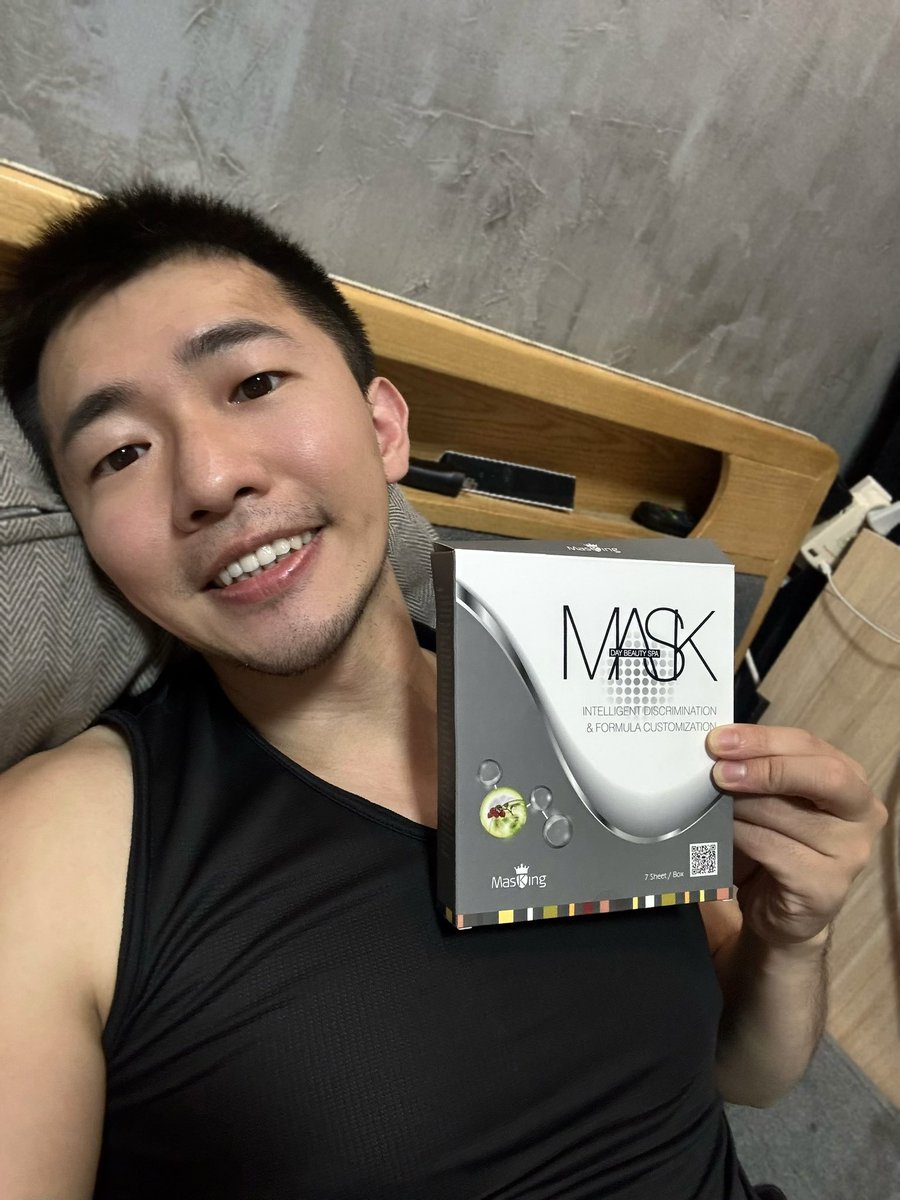 人生第一次敷面膜！
好酷的感覺😊 
健身的大家平時有在保養嗎？
這次榮幸收到 MASKING的邀請體驗他們的面膜
面膜非常水潤舒適，敷上去冰冰涼涼的，很適合夏天！
服貼度也很棒！
拿下面膜後，皮膚感覺非常保濕，也很滑嫩，跟我兒子皮膚差不多（？）
裡面也有好多款針對不同問題修復，歡迎大家買來體驗！
廠商這裡也提供荒爸專屬優惠連結
檔期在 4/28-5/12 
優惠連結：https://t.co/PQ72LURj3h
跟爸爸一起保養水水🤩🤩🤩