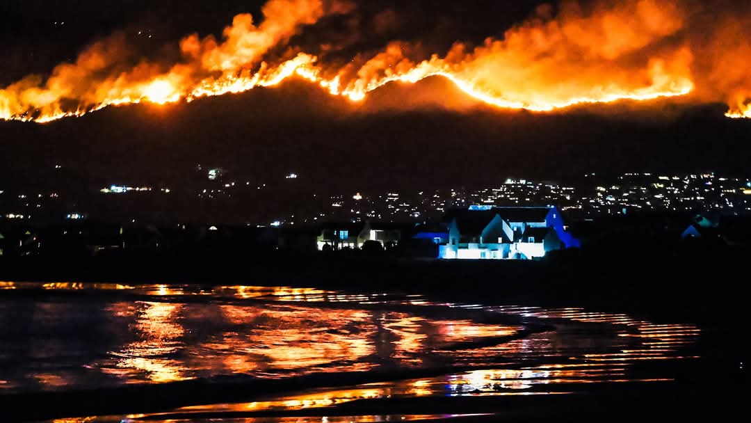 pookiepolls's tweet photo. Our prayers go out to all the people & animals affected by the fires on the Southern Peninsula in Cape Town.

Our heroes, the Firefighters & First Responders are bravely fighting this fire and managing the situation like true professionals.

Let's hope that they can get it under control today.