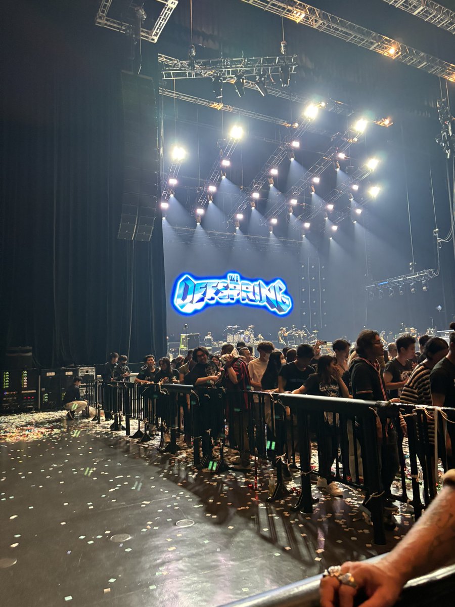 NoRock109's tweet photo. 2025.4.27 THE OFFSPRING in東京ガーデンシアター
新アルバムはかっこいい曲が多いが、演奏自体はまさかの可愛らしい1曲だけ☺︎
王道の曲満載で最高に楽しかった⚡︎
フェスを含めて何回か観ているが、ラストの曲がself esteemだったのは初めての体験だった(海外では定番のラスト曲らしいが) https://t.co/PuQI0JAa1F