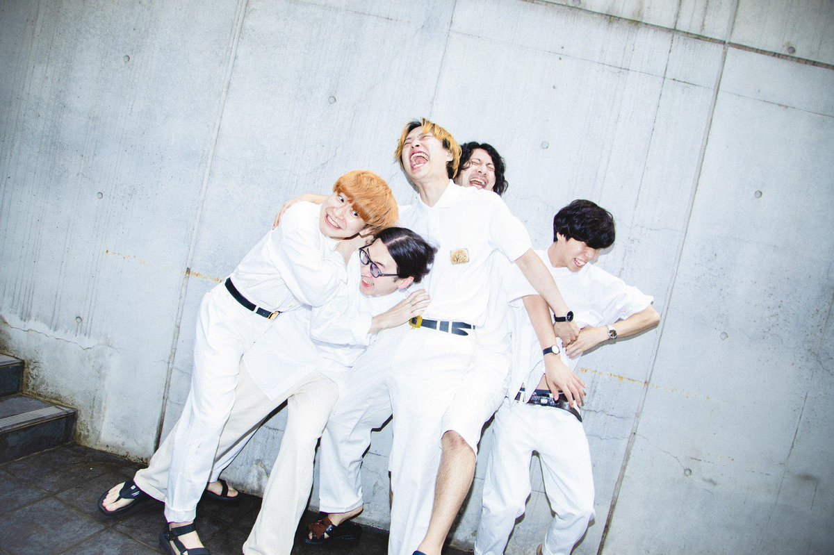 お知らせ!📢

本日よりGt.のJUNEPEiが育休に入ります👶
なので復帰するまでライブ活動はペースが落ちてしまいます。有難いことに、仲の良い友達にギターを弾いてもらって繋げてはいきますが、サポートや違うメンバーを入れる気は有りません。お子が育つのを皆で待つスタイルで。

純平、待ってるね〜!