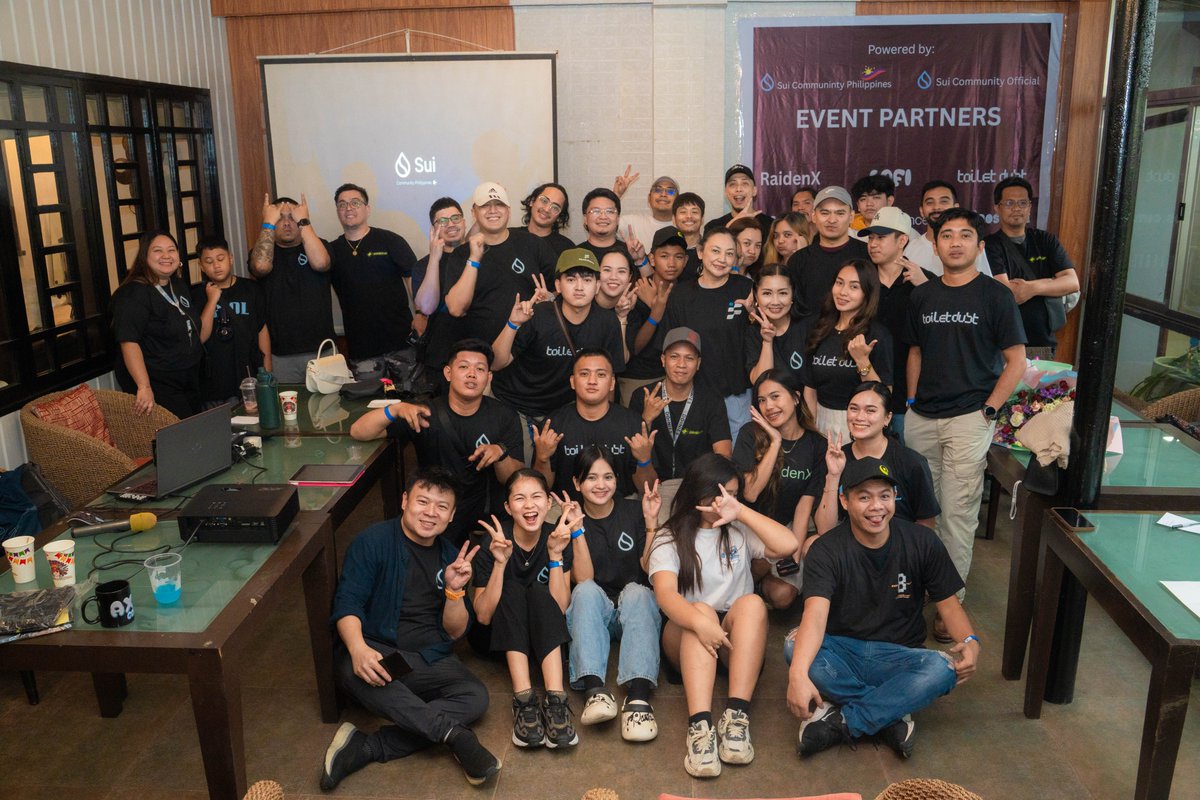 Building? Maybe later. Posing? Always😎✌️
FlowX fam reppin’ hard at Sui Chill &amp; Build Phillipine!