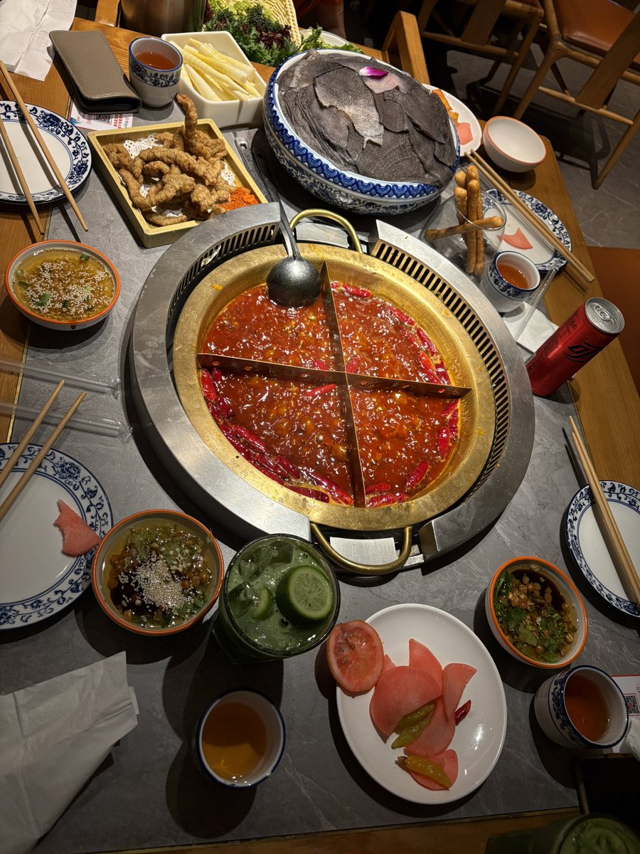 川普的：Make America Great Again;
习总的：Strong motherland, national rejuvenation / 祖国强大 民族复兴
遥相呼应中改变着世界格局……