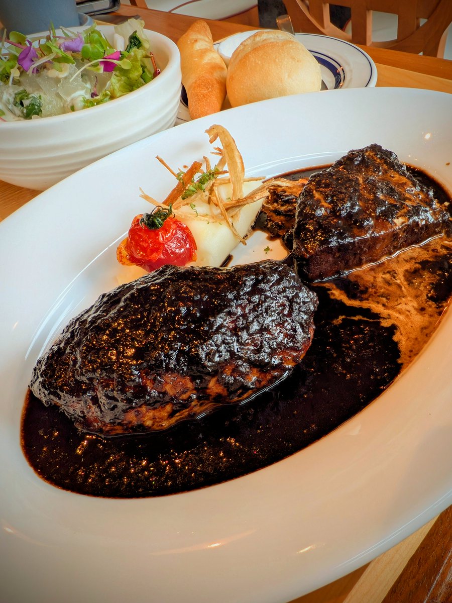 今日の一品
上野　-上野洋食　遠山-　より
牛頬肉のシチューとデミグラスハンバーグ
#グルメ #洋食 #ニューハーフ