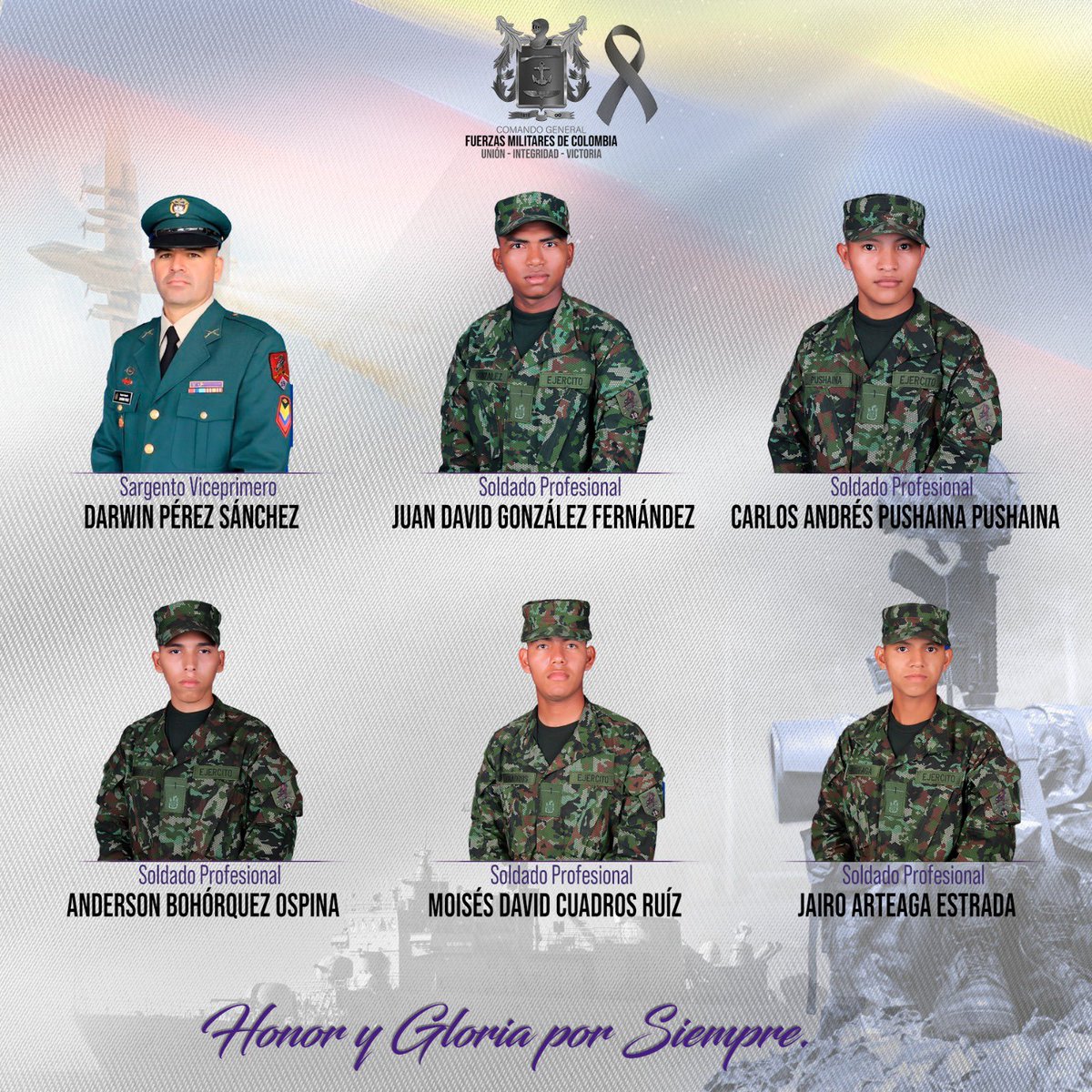 FuerzasMilCol's tweet photo. Hoy las #FuerzasMilCol estamos de luto, en la mañana de hoy integrantes de la estructura “John Linares”, del Bloque “Jorge Suárez Briceño” bajo el mando delictivo de Alexander Diaz Mendoza alias Calarcá y Carlos Alberto Encizo Garcia alias "Baison" o "Barbas", emboscaron y atacaron un pelotón del Batallón de Infantería N.°19 “Joaquín París”  adscritos a la #Brigada22 de la @Ejercito_Div4, quienes cumplían la loable misión de prestar seguridad a un grupo de firmantes de paz que residen en el Antiguo Espacio Territorial de Capacitación y Reincorporación ubicado en el corregimiento de Charras, en #Guaviare. 

Como resultado de este cobarde ataque lamentablemente fueron vilmente asesinados seis de nuestros uniformados y otro más se encuentra desaparecido. Entre los fallecidos se encuentran: El Sargento Viceprimero Darwin Pérez Sánchez y los Soldados Profesionales Jairo Arteaga Estrada, Moisés David Cuadros Ruíz, Anderson Bohórquez Ospina, Juan David González Fernández y Carlos Andrés Pushaina Pushaina. En este momento nos encontramos en las labores de búsqueda para dar con el paradero del Soldado Profesional Jean Carlos Bolaño Romo.  

Este tipo de hechos evidencian un claro incumplimiento a los acuerdos y protocolos suscritos entre el Gobierno Nacional y el GAO, además de una evidente falta de voluntad de Paz. Las #FuerzasMilCol seguiremos #ConlaFuerzaDeNuestrasFuerzas, cumpliendo con nuestra misión constitucional y el deber legal de velar por la seguridad e integridad del territorio nacional, contrarrestando el accionar delictivo de los grupos al margen de la ley.  

Toda mi solidaridad e incondicional apoyo a las familias de nuestros héroes en este difícil momento, confíen en que su sacrificio no será en vano.  

#AlmiranteFranciscoCubides