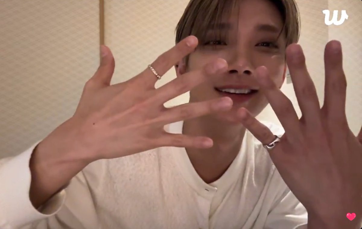 조슈아오빠의 두툼왕손에 반지 두 개가 있는데
하나는 세븐틴과 나눠낀 팀 반지고
하나는 세븐틴이 사준 반지라고 한다 
나는 이 이야기를 참 좋아하기는 하는데 정말 서로 너무 사랑하시네요