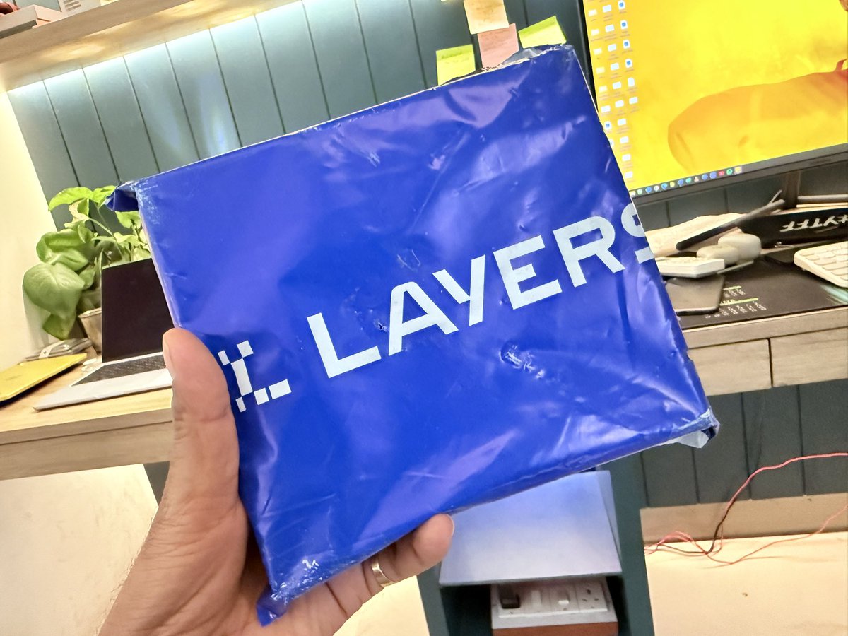 ParasmeSaurabh's tweet image. Received this package from layers (I didn’t ordered it).  In the box u got,

- magnetic charger (its still loose)
- Cleaning kit 🧐
- Strap accessory 
- C to Usb A adaptor

What could be the reason they r sending it ?  #layers #anarc