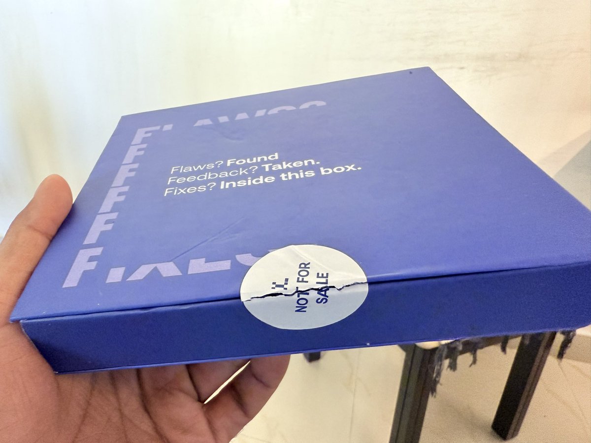 ParasmeSaurabh's tweet image. Received this package from layers (I didn’t ordered it).  In the box u got,

- magnetic charger (its still loose)
- Cleaning kit 🧐
- Strap accessory 
- C to Usb A adaptor

What could be the reason they r sending it ?  #layers #anarc