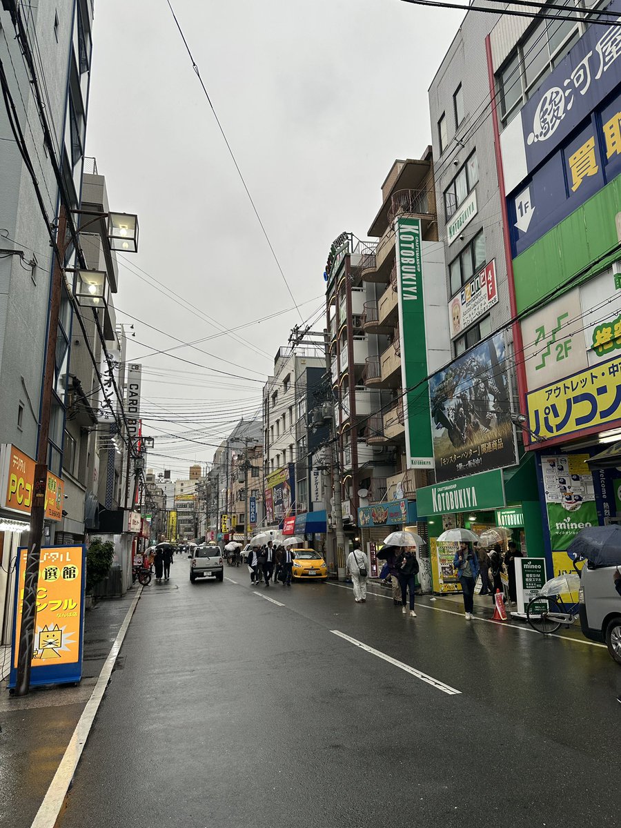 SII_NNORI's tweet photo. 大阪雨降ってる.. https://t.co/VKwEIi4qpU