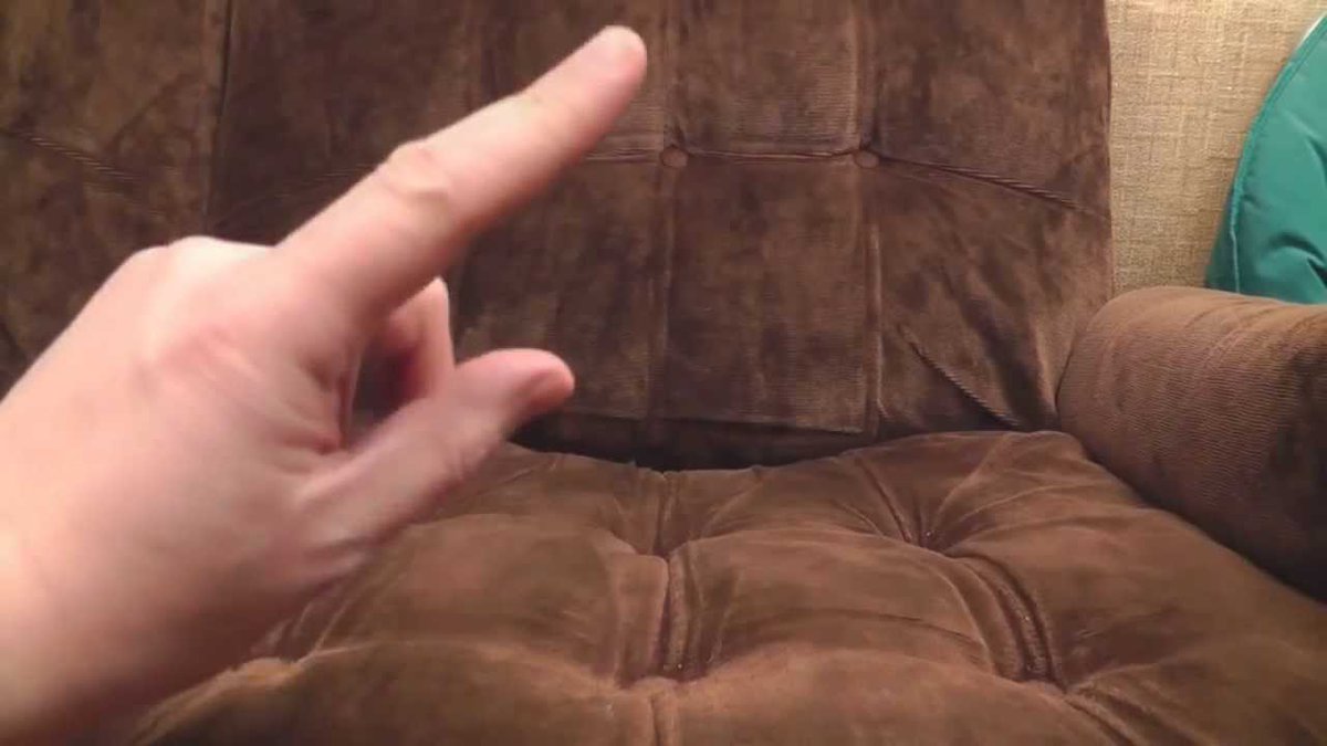 MoniqueMonsters's tweet image. 20 years doing the same tat review on the brown sofa. Never changed content, still beloved.