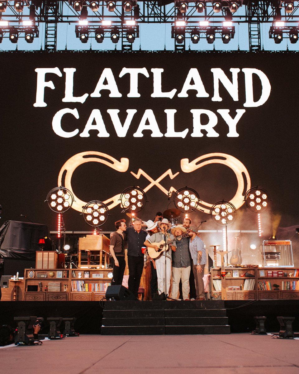 Stagecoach's tweet photo. Called the Calvary and boy did they answer @FlatlandCavalry https://t.co/X2PEWOHPJZ