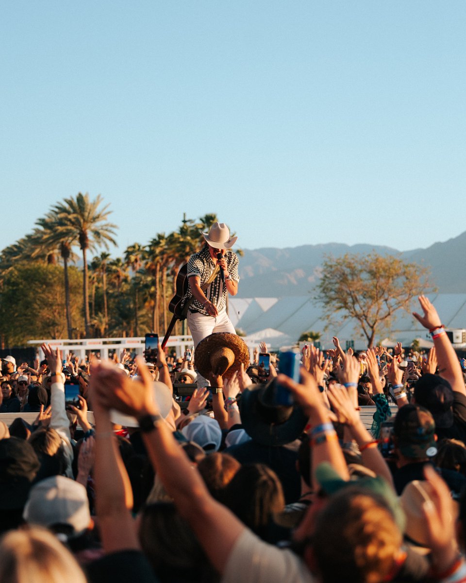 Stagecoach's tweet photo. Called the Calvary and boy did they answer @FlatlandCavalry https://t.co/X2PEWOHPJZ