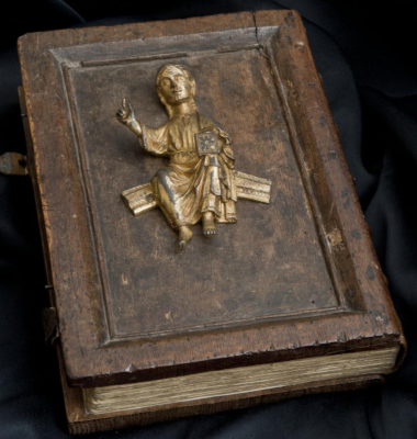 Une communauté de langue apparait dans la Descriptio Cambriae (« Description  du Pays de Galles ») du clerc mi-normand mi-gallois Giraud de Cambrie,  qui écrit à la fin du XIIe s. que « en Cornwall et en Bretagne on  parle la même langue qu'en Galles ». 
Cartulaire de Llandaff 👇