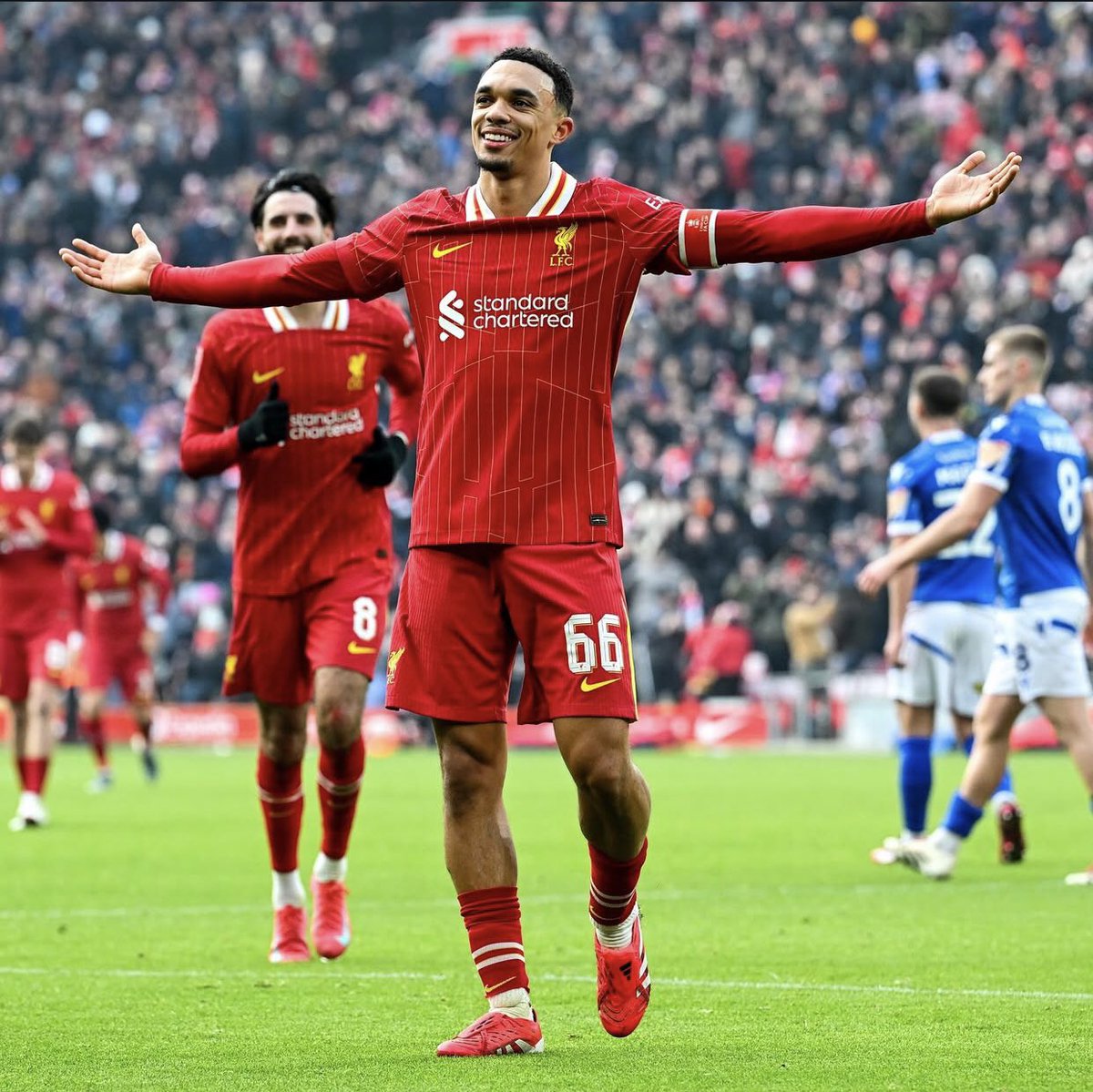 Web_Huntah's tweet photo. Imagine Trent Alexander-Arnold snubs Real Madrid and stays at Liverpool again😂😂 let’s just imagine 😂ynwa https://t.co/ZPEUW889hM