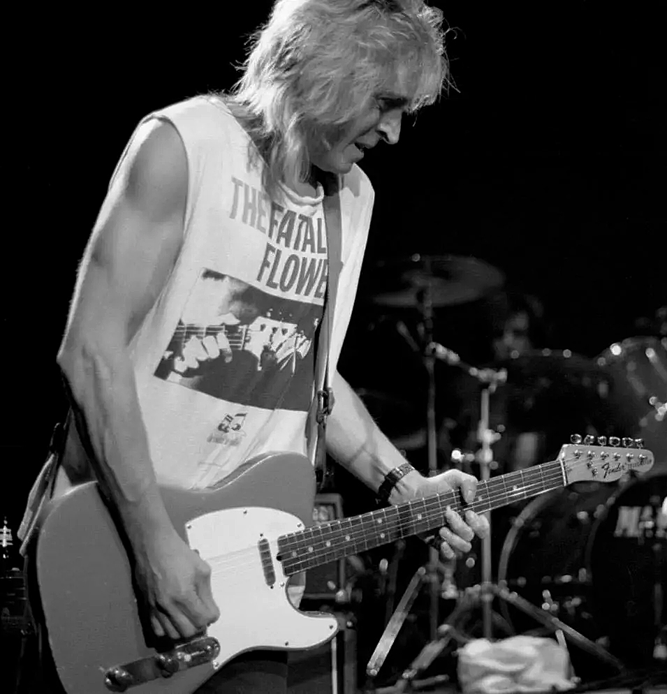 Buzz_The_Fuzz's tweet photo. #RIPMickRonson ロンソンが着てるTシャツに書いてあるFatal Flowersは、80年代末にロンソンがプロデュースしたオランダのロック・バンド。ロキシーの「Both Ends Burning」のカヴァーやってたりするんスけど、ん、まあ、しょうがない（笑）。

https://t.co/BHY3ylKbQ7 https://t.co/Y5WBlnCUdE