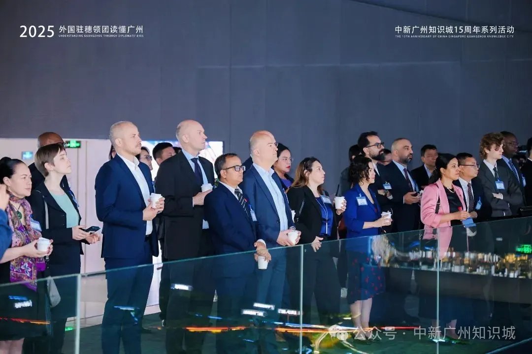 CSGKC_'s tweet photo. Friends come from afar! Representatives of 30 consulates general in Guangzhou visit Knowledge City

You may refer more information from :
共探国际合作新机！30国驻穗领团来了~ https://t.co/kHAFYb1ex5