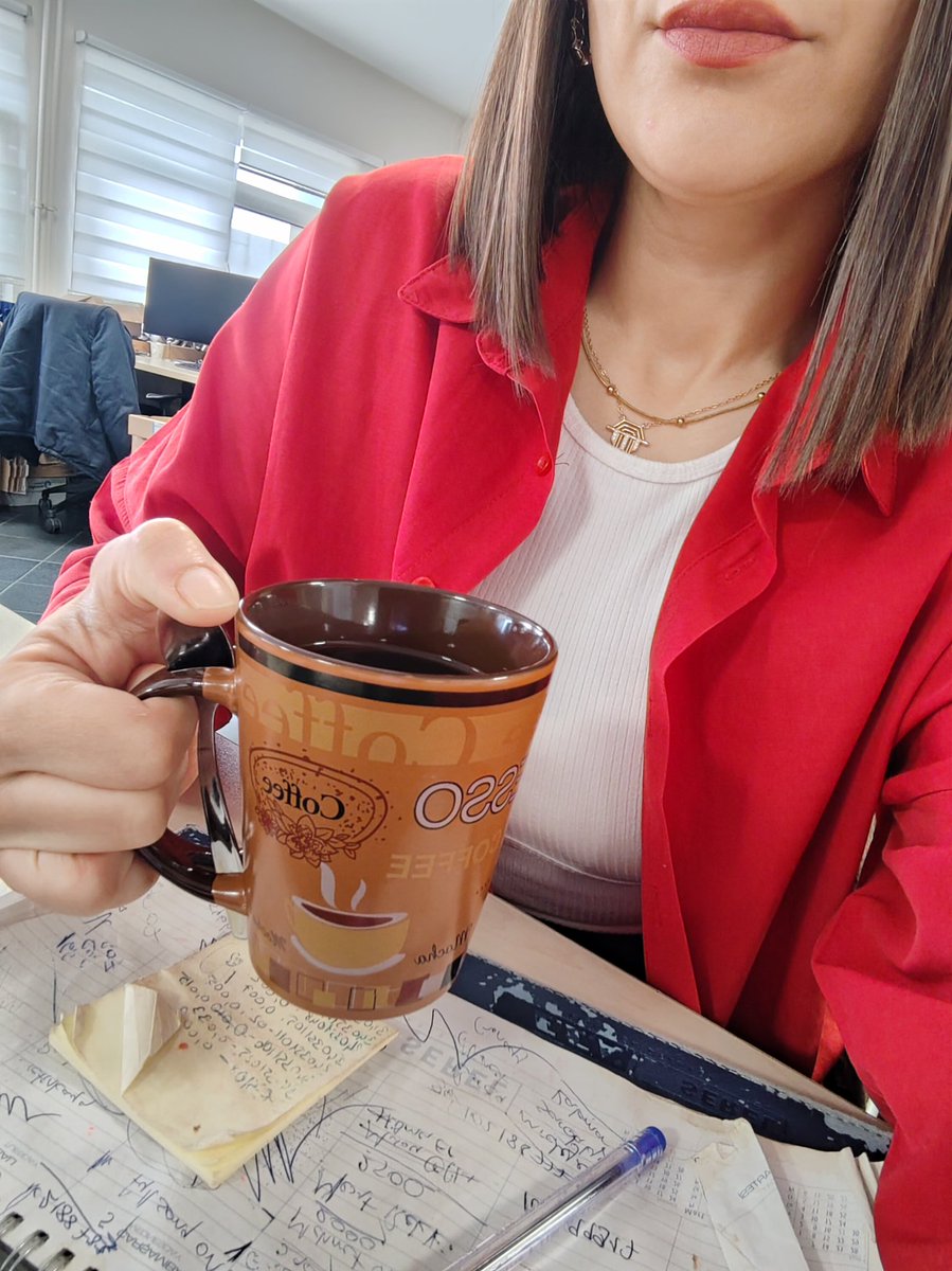 Bugün hedefim kahkaha atmak, mutluluk bulaştırmak ve kahvemi dökmeden içebilmek😁

Günaydıınnn🌞