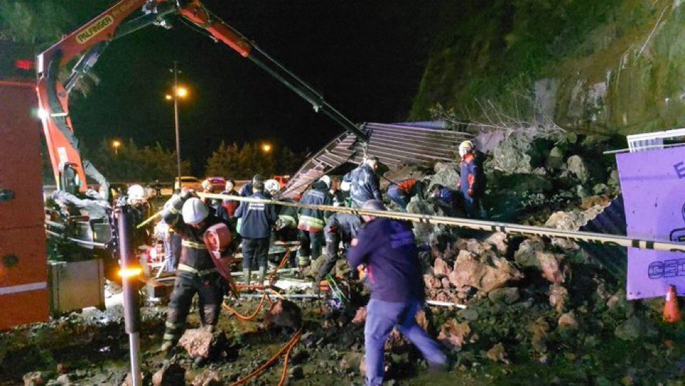 KonyaHaberNet's tweet photo. Samsun'da meydana gelen heyelanda göçük altında kalan baba ile 2 kızı hayatını kaybetti.

#Samsun #heyelan https://t.co/yVPd7i4nPu