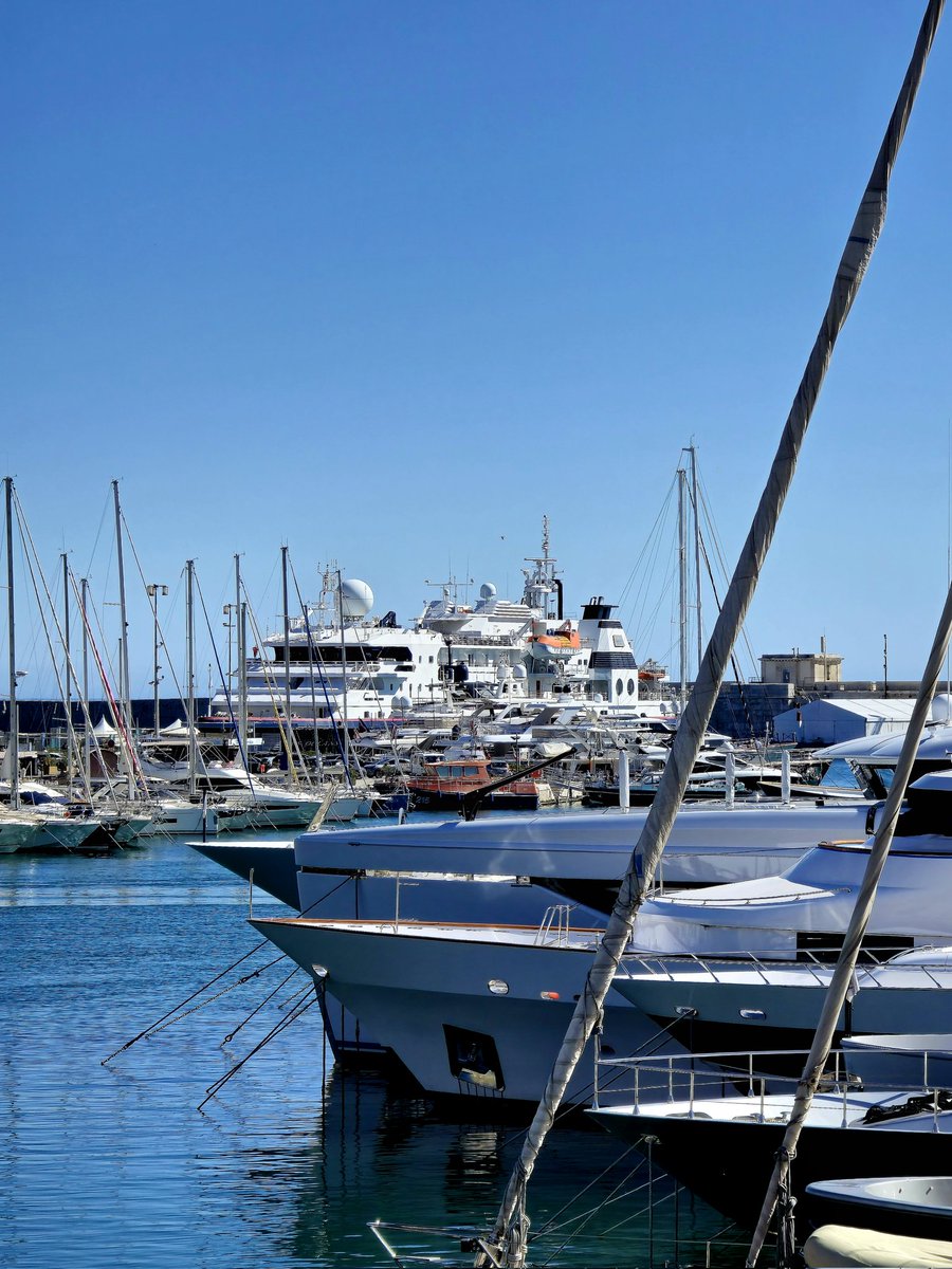 cd_land's tweet photo. #MondayMotivation C'est la reprise pour ceux de la zone C mais encore une semaine de vacances de printemps pour ceux de la zone A. 👍  Pour les autres, possible pont du 1er mai. Donc belle semaine à tous ! 

#ExploreNiceCotedAzur #Nice06 #CotedAzurFrance #PortdeNice https://t.co/DqMX8sO1VK