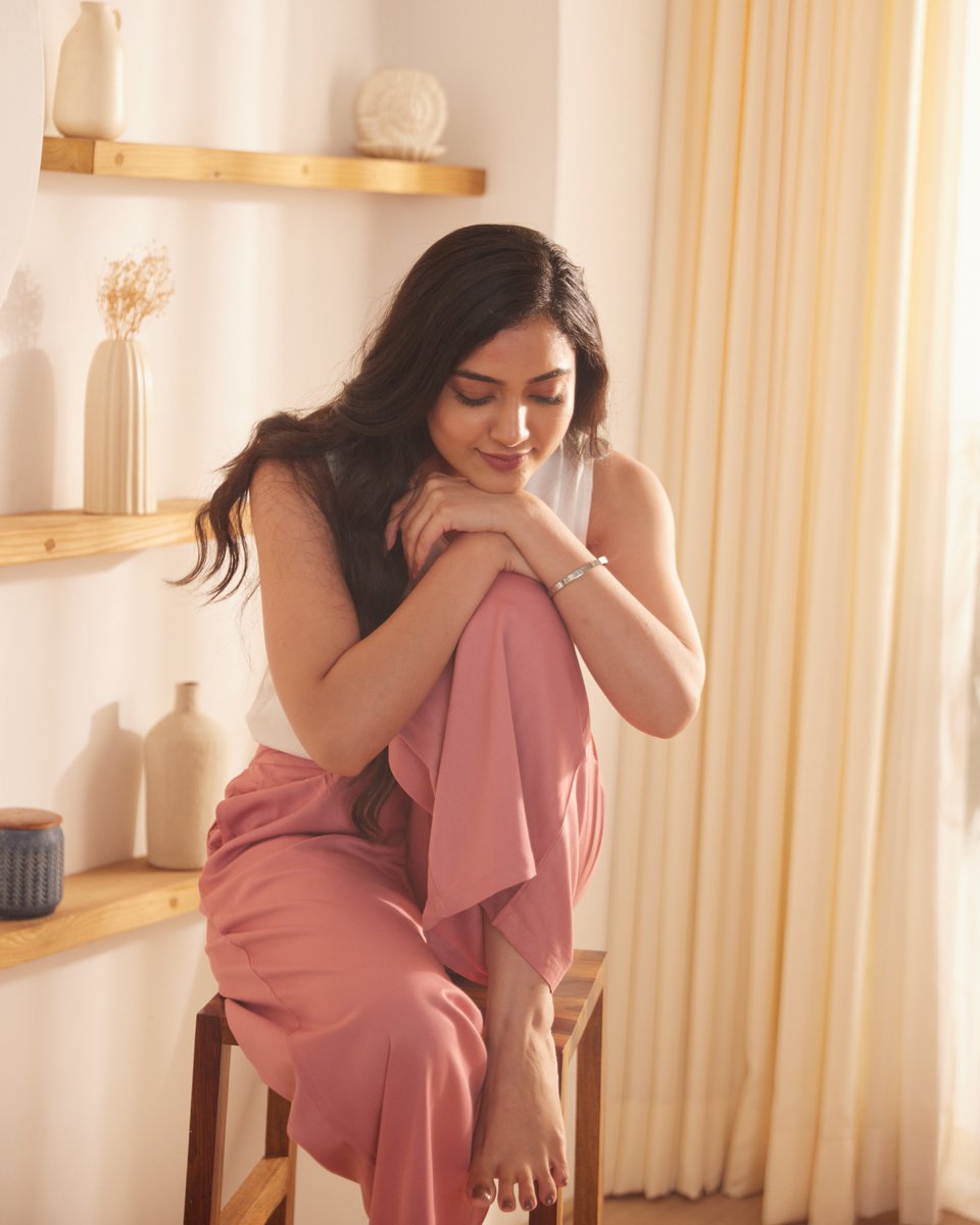 saadaajeevan's tweet photo. Vibe: Thoughtful, simple, connects simplicity with life.

Minimalism isn't less. It's clarity. #Saadaa #RahoSaadaa

Your clothes should feel like a deep breath, not a heavy backpack. #PehnoSaadaa https://t.co/L2pO9DfGuX