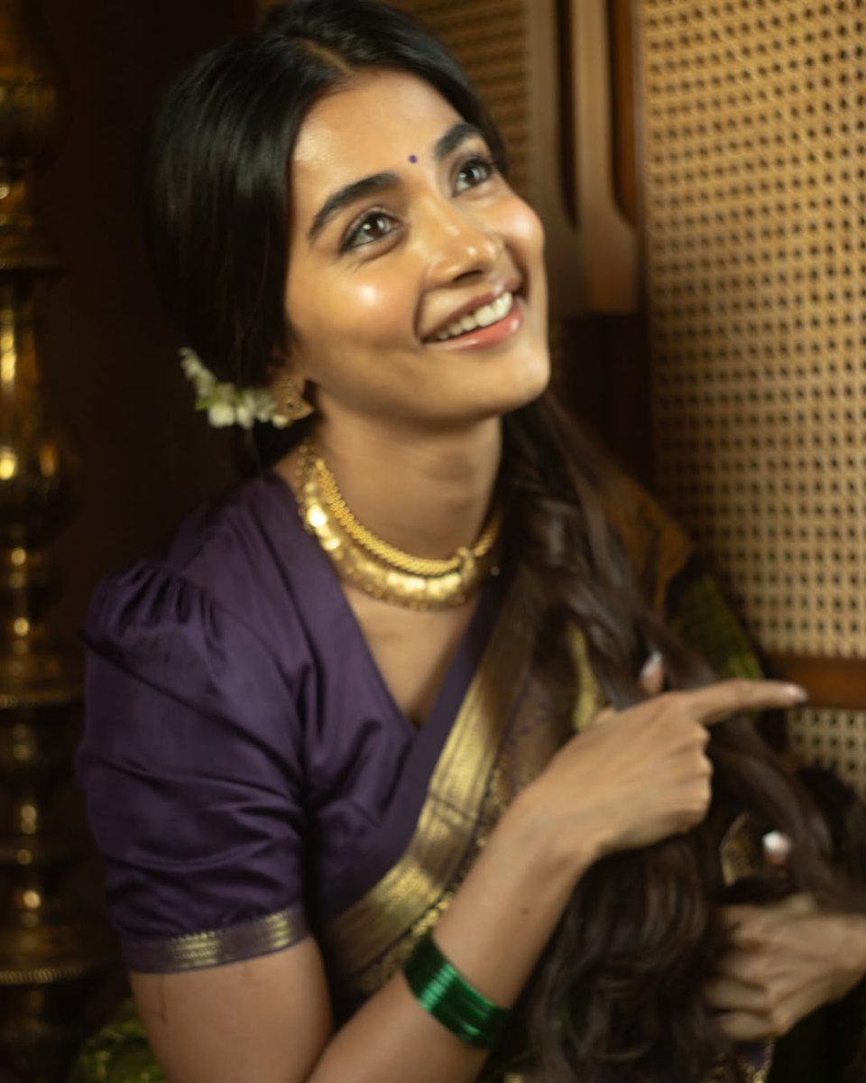 mangovideos's tweet photo. Gorgeous Beauty @hegdepooja 💜💚 
#TraditionalSaree 

#PoojaHegde #Retro #JanaNayagan #MangoVideos https://t.co/0VaD7HCDRc