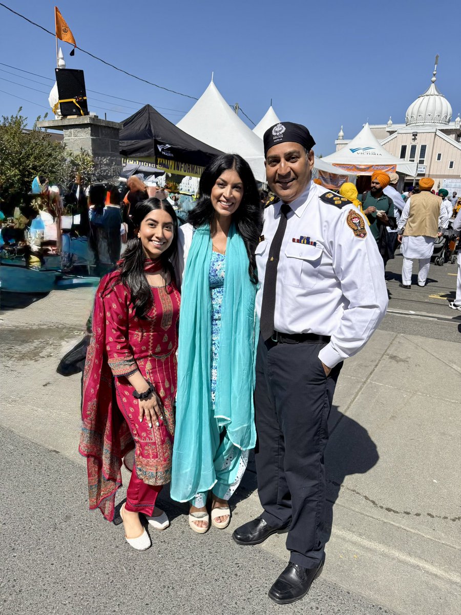 Del Manak (@chiefmanak) on Twitter photo A family friendly Khalsa Day celebration in Victoria complete with a multitude of food vendors. A great community event. Shoutout to the organizers for welcoming <a href="/vicpdcanada/">Victoria Police</a> officers & volunteers. Our VicPD tent was a popular stop for many. #CommunityEngagement #HappyVasaikhi A family friendly Khalsa Day celebration in Victoria complete with a multitude of food vendors. A great community event. Shoutout to the organizers for welcoming <a href="/vicpdcanada/">Victoria Police</a> officers & volunteers. Our VicPD tent was a popular stop for many. #CommunityEngagement #HappyVasaikhi