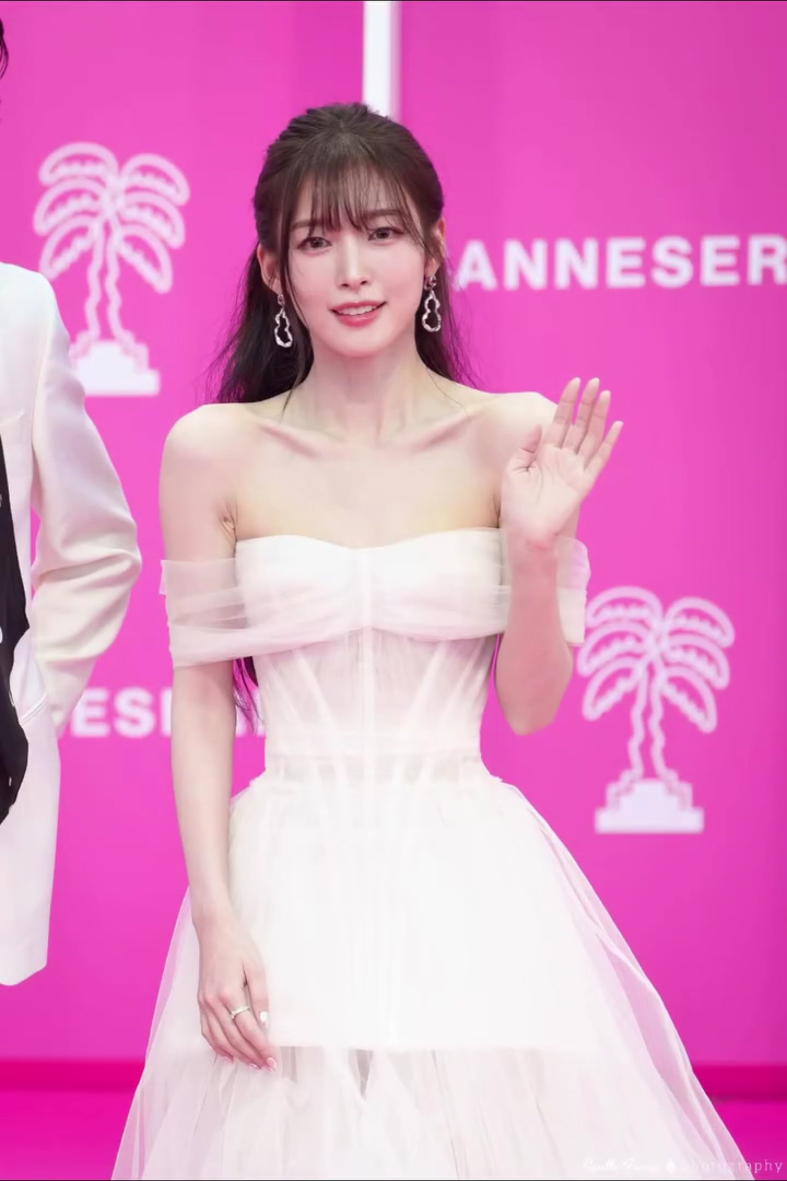 jiho_hamkke's tweet photo. Princess #Arin at Canneseries pink carpet.

©️ https://t.co/N9cdmzsGeM
#아린 #S라인 #SLine #Canneseries2025 https://t.co/yIMEEYt2qh