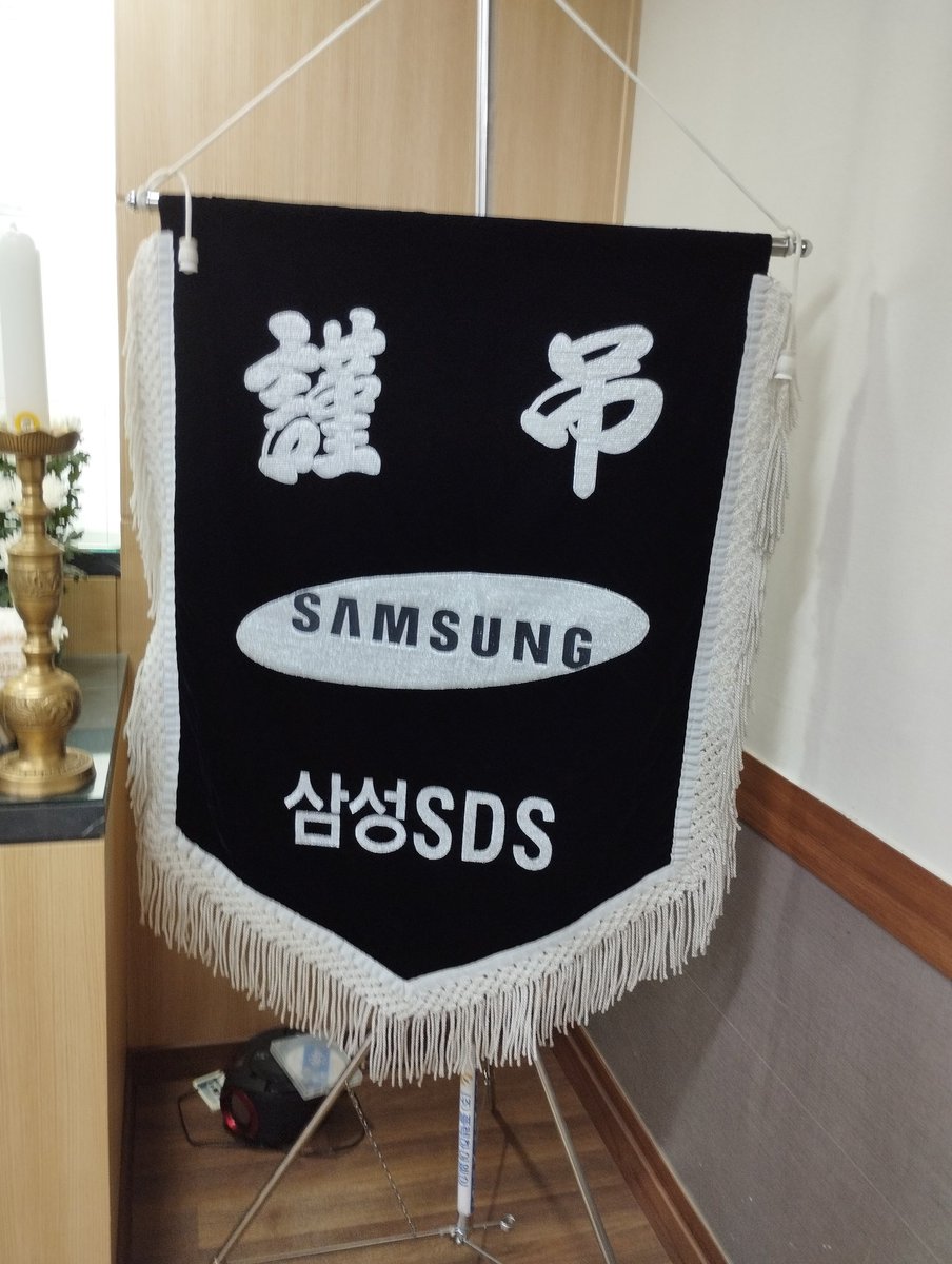 codelabor's tweet photo. 회사의 존재감은 
프로젝트 성공 후에 
화려하게 성과를 
인정받을 때가 아니라 

상실감의 빈자리를 
조용하게 무심한 듯 
채워줄 때다. https://t.co/uTWhZV8djf