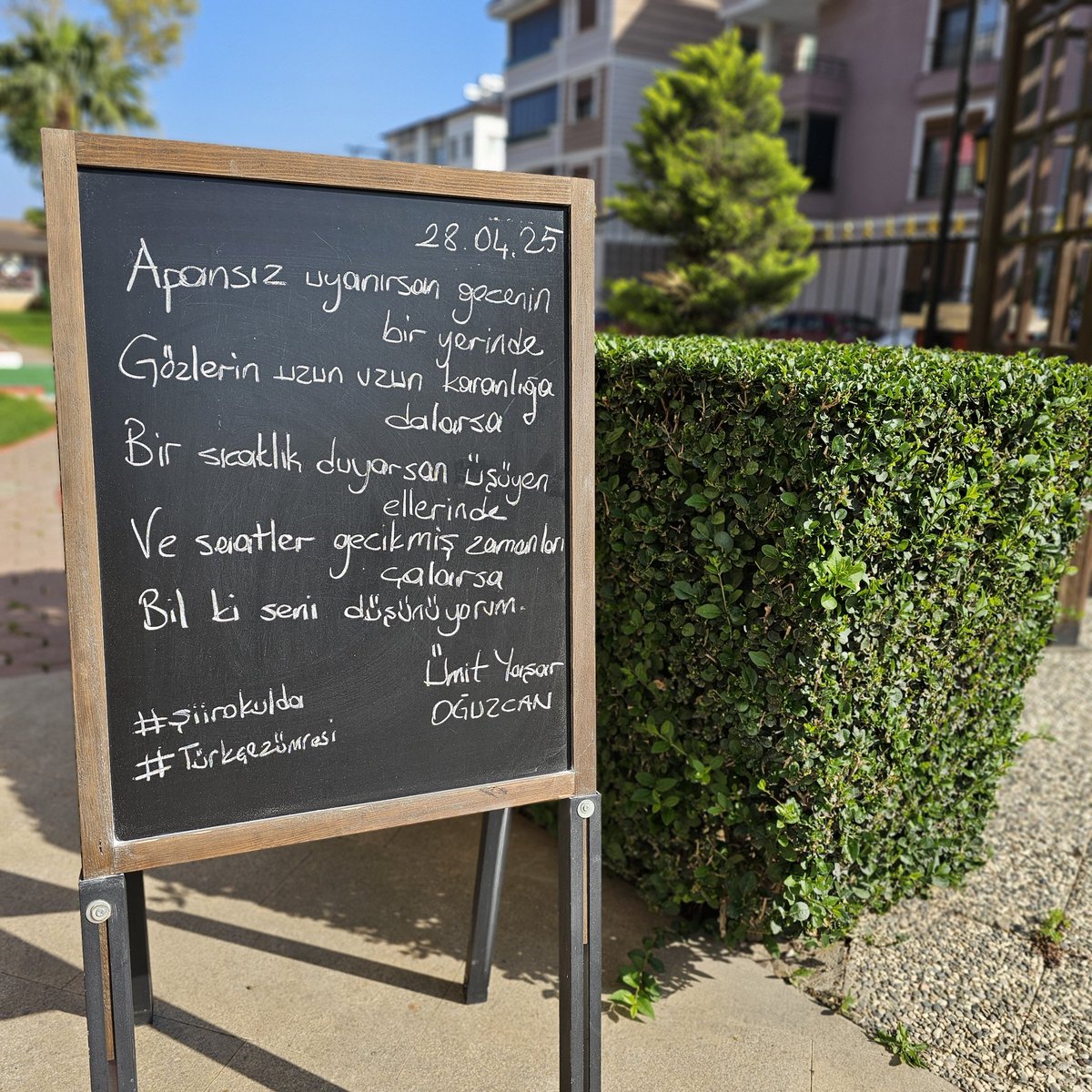 Haftanın Şiiri;Ümit Yaşar OĞUZCAN'dan
Apansız uyanırsan gecenin bir yerinde
Gözlerin uzun uzun karanlığa dalarsa
Bil ki seni düşünüyorum.
.
.
#ŞiirOkulda
#TürkçeZümresi

<a href="/bahcesehir_k12/">Bahçeşehir Koleji</a> <a href="/ugurludural/">TÜLAY UĞURLUDURAL</a> <a href="/ucannmustafa/">Mustafa UÇAN (Tarih Öğrt)</a> <a href="/fuatcicek15/">Fuat Çiçek</a> <a href="/ftmgms80/">gümüş</a>