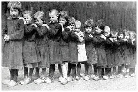 События, о которых пойдёт речь, произошли зимой 1943–44, когда фашисты приняли зверское решение: использовать воспитанников Полоцкого дет.дома №1 как доноров. Немецким раненным солдатам нужна была кровь. Где её взять? У детей. Первым встал на защиту мальчишек и девчонок директор