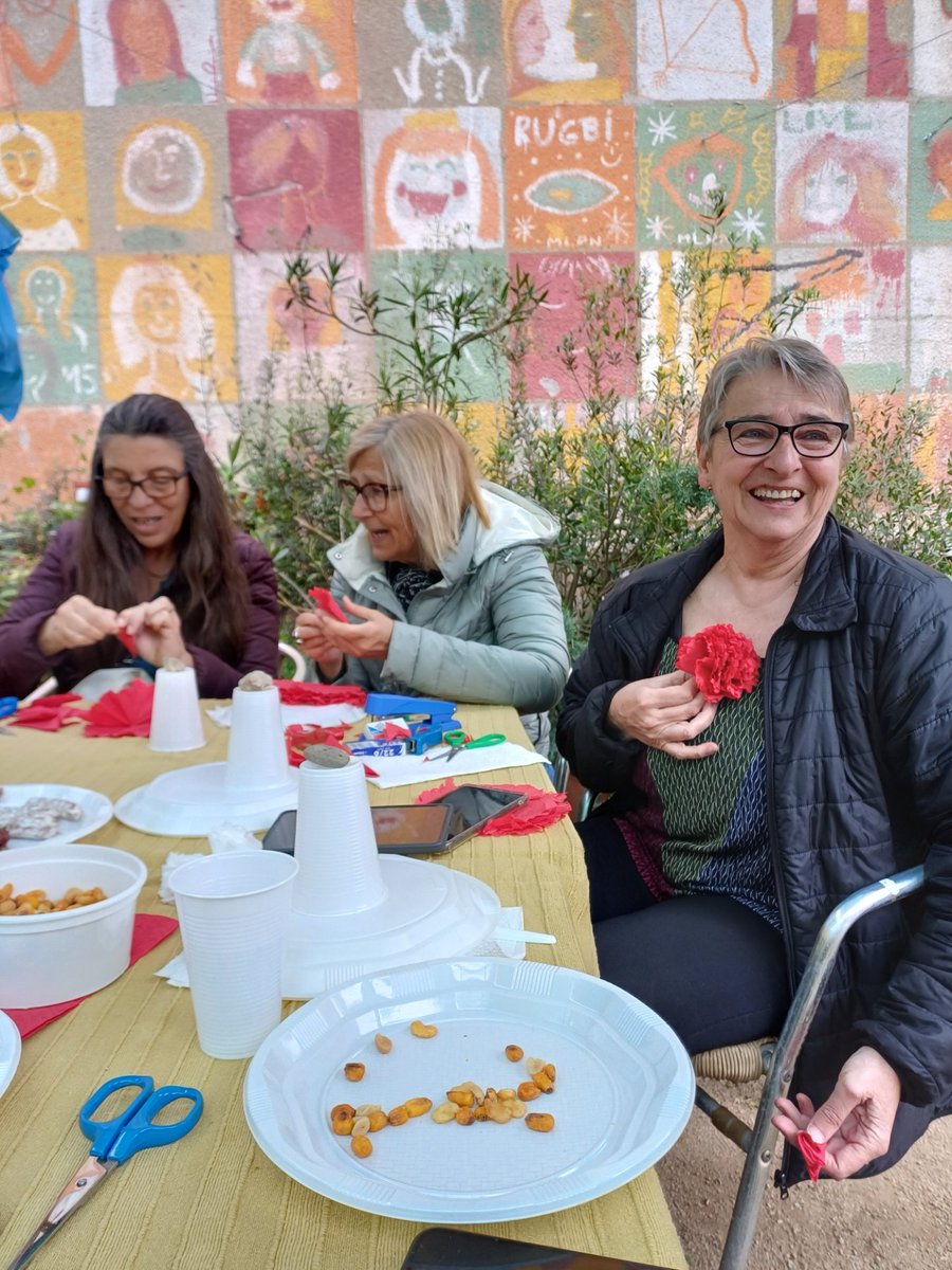 Can70B's tweet photo. Dissabte 26 vam fer una nova trobada, vam anar a l’espai Gardenyes, l’hort comunitari de Sarrià. En un entorn preciós, al cor del barri del que aviat serem veïnes, vam celebrar la primavera provant de fer clavells en homenatge a la revolució que va portar la llibertat al país veí https://t.co/JKPzqWoFTl