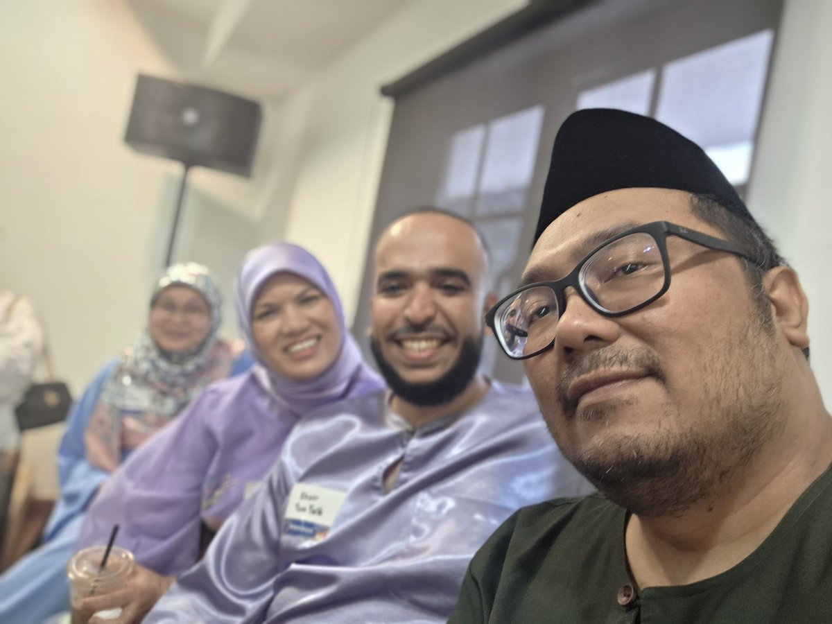 Hello #TwtupRaya #Amanz <a href="/KhirOmar/">Khir Omar</a> <a href="/rararawr/">Rara Joe</a> . Orang lama! Masih hensem muda