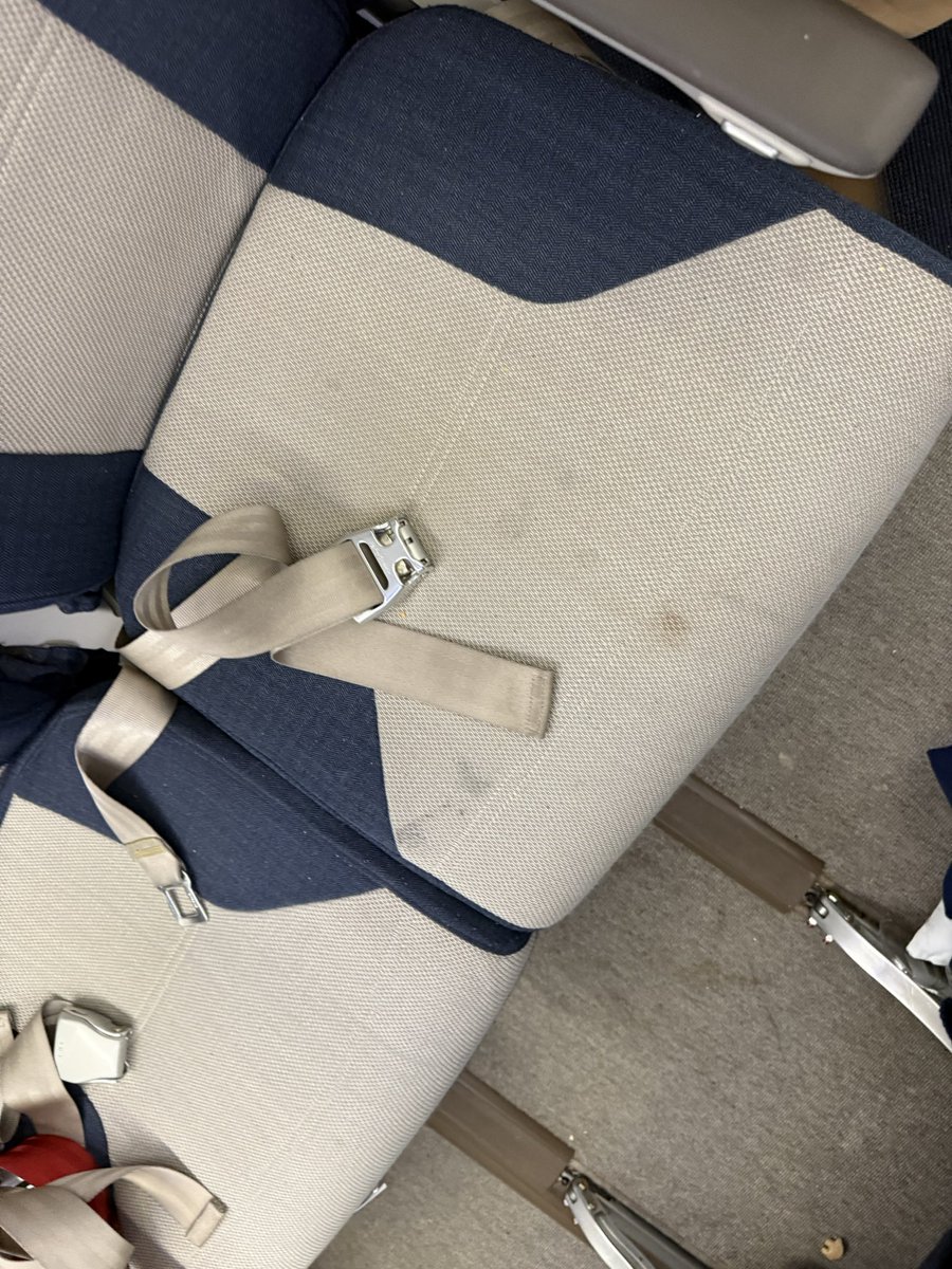 AlesPavone's tweet photo. Pessimo servizio. Sedili sporchi, aerei vecchi, bagni ancora più sporchi. E per tutto questo ti fanno anche pagare una fortuna. Davvero inaccettabile nel 2025. Vergognoso. @ITAAirways #ITA #disservizio https://t.co/f4gYggur7H