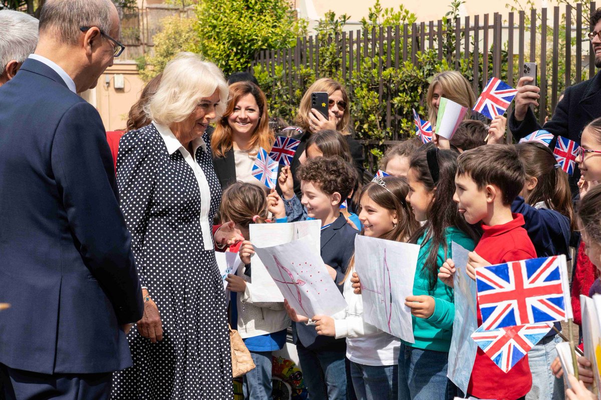 British Council (@itbritish) on Twitter photo All'inizio di aprile, abbiamo avuto l'onore di accogliere Sua Maestà la Regina in una scuola di Roma durante la Visita di Stato in Italia 🇮🇹🇬🇧
Ha incontrato gli studenti e celebrato i vincitori del nostro concorso di scrittura creativa #BritishCouncil80 #RoyalVisit <a href="/UKinItaly/">UK in Italy 🇬🇧🇮🇹</a> All'inizio di aprile, abbiamo avuto l'onore di accogliere Sua Maestà la Regina in una scuola di Roma durante la Visita di Stato in Italia 🇮🇹🇬🇧
Ha incontrato gli studenti e celebrato i vincitori del nostro concorso di scrittura creativa #BritishCouncil80 #RoyalVisit <a href="/UKinItaly/">UK in Italy 🇬🇧🇮🇹</a>